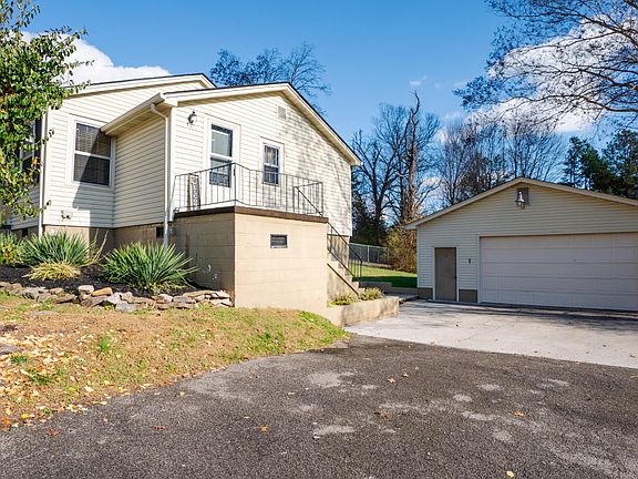 4th image of 6025 Glennifer Ln