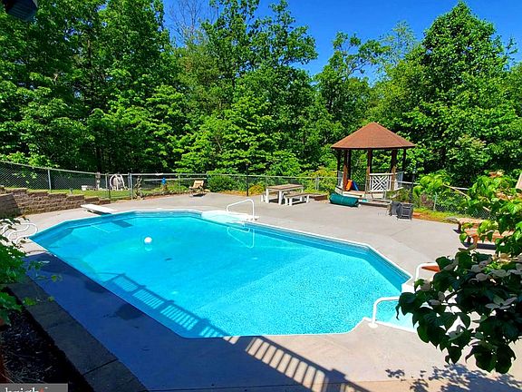 2nd image of 148 Arklow Dr