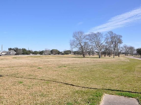 3rd image of 826 Deer Hollow Dr