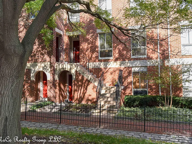 20 Andrew Pl — Photo 2
