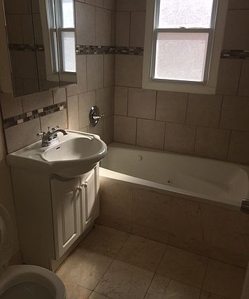 4th image of 546 Greenbay Ave