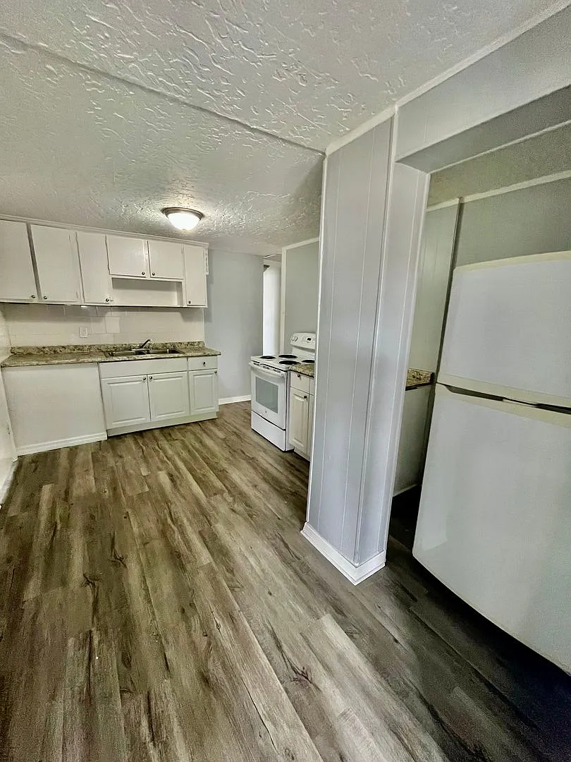 Spacious Remodeled 4br/1ba Home With Two Bonus Rooms! — Photo 2
