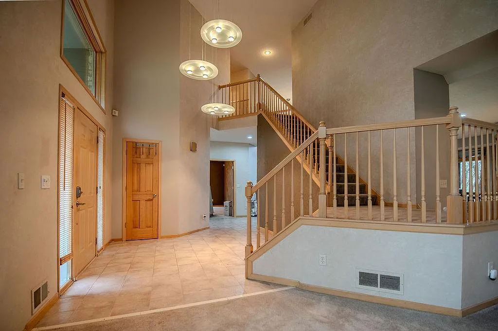 5 bed, 3.5 bath, 5858 sqft, $3,900 — Photo 3