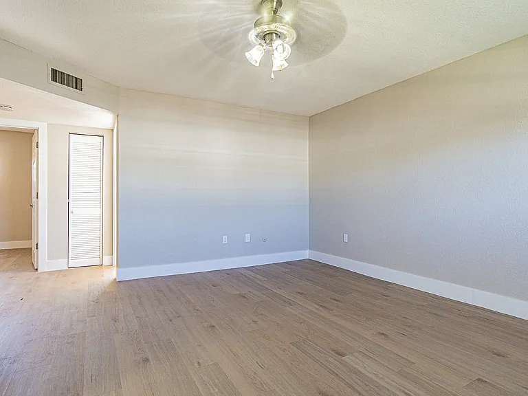 Greenbriar Apartments — Photo 11
