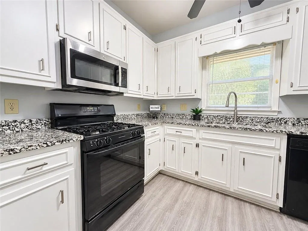 2 bed, 1.5 bath, 1216 sqft, $2,200 — Photo 2