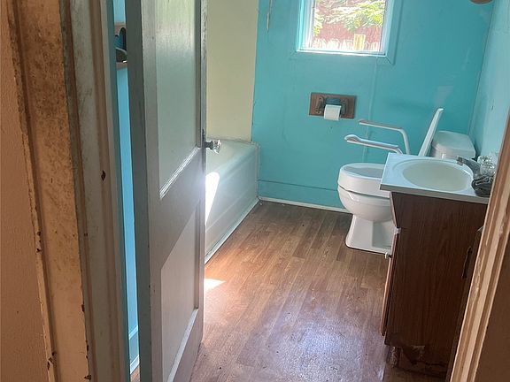2nd image of 525 W 20th St