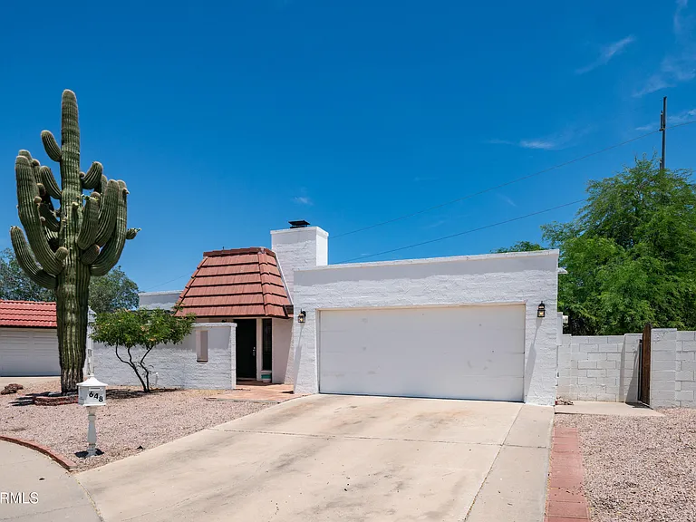 648 E Tam Oshanter Dr — Photo 1