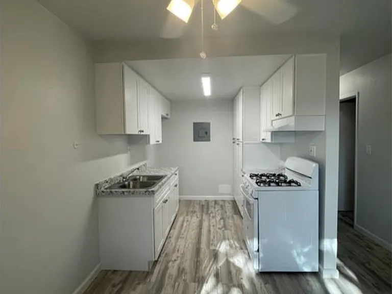 1121 W Lombard Pl #B — Photo 2