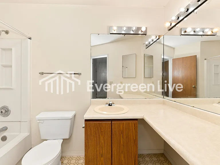 2433 Cross Village Dr — Photo 13
