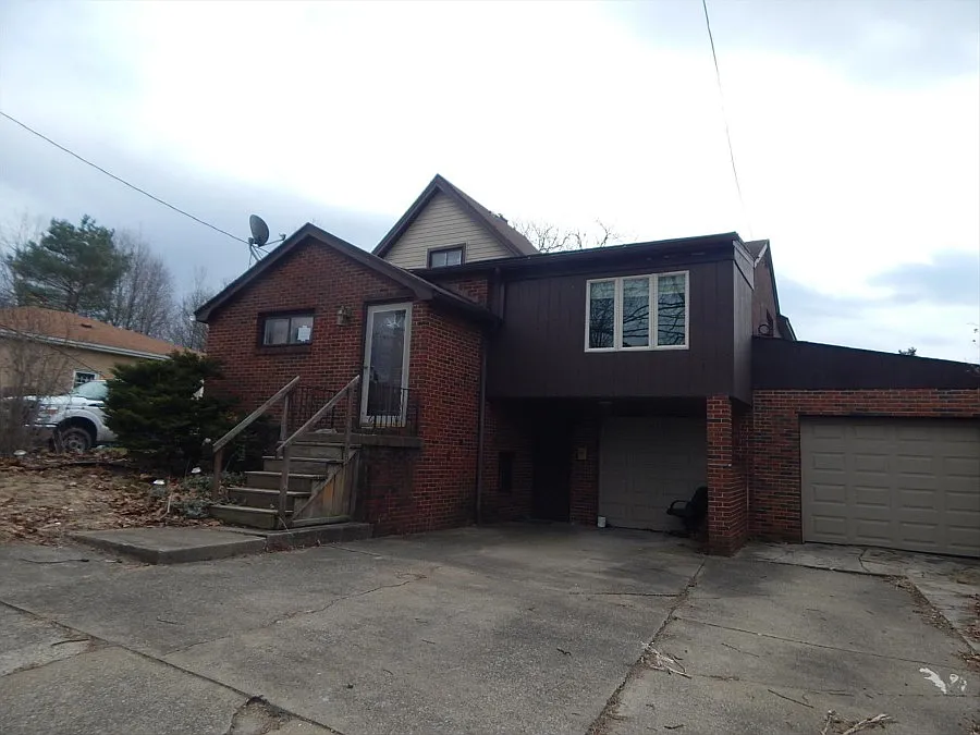 403 Sanderson Ave photo 1