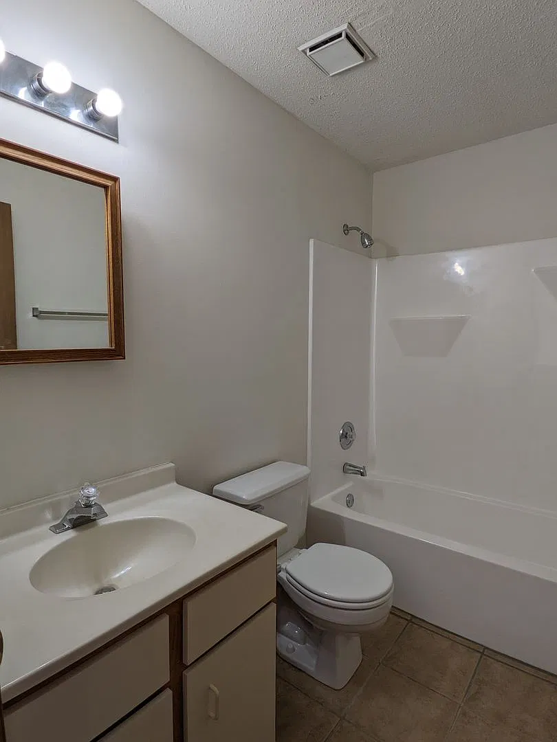 Spacious 4 Bedroom 1.5 bath Home For Lease Just Off I-44 — Photo 4