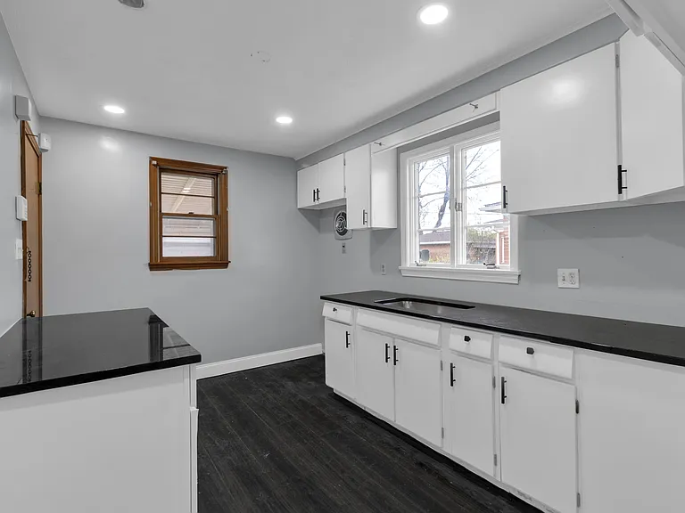 122 Alberta Dr — Photo 8