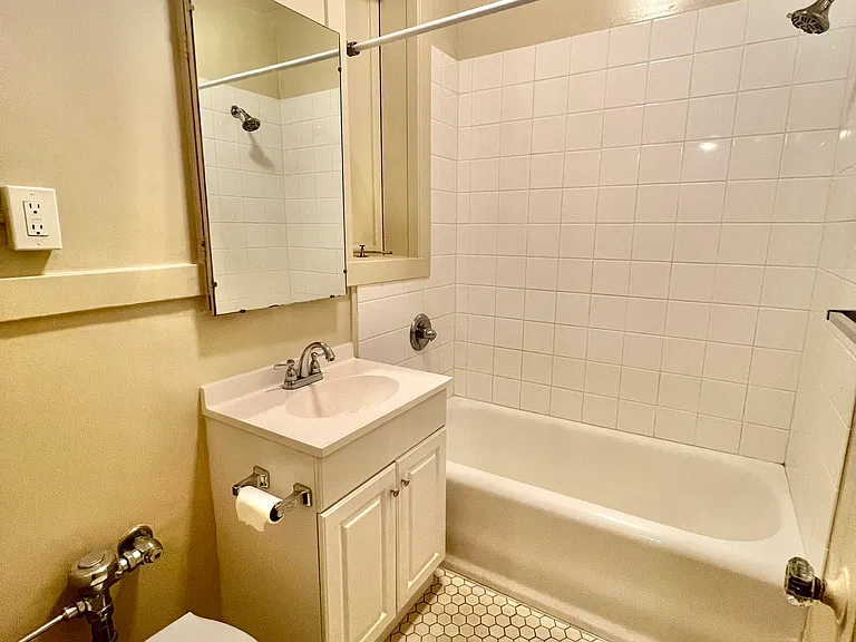 1450 Chestnut St #204 — Photo 8