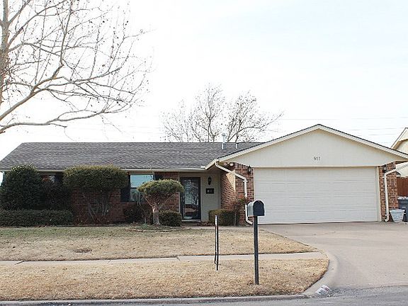 2nd image of 811 SW Chaucer Dr