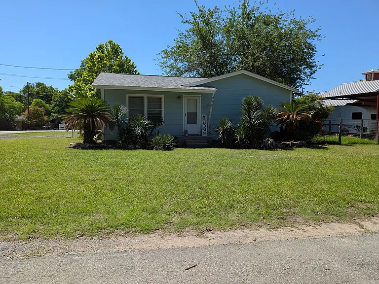890 Josephine St — Photo 1