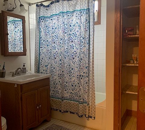 1.5 Bathrooms in the Unit.