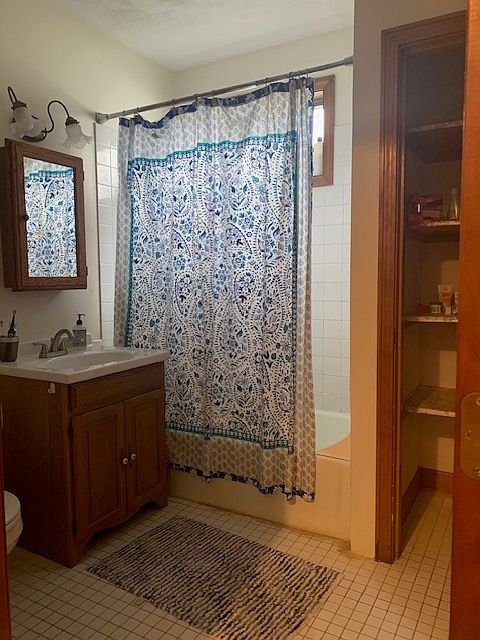 1.5 Bathrooms in the Unit.