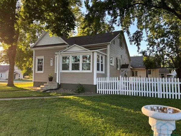 201 5th St NE, Orange City, IA 51041