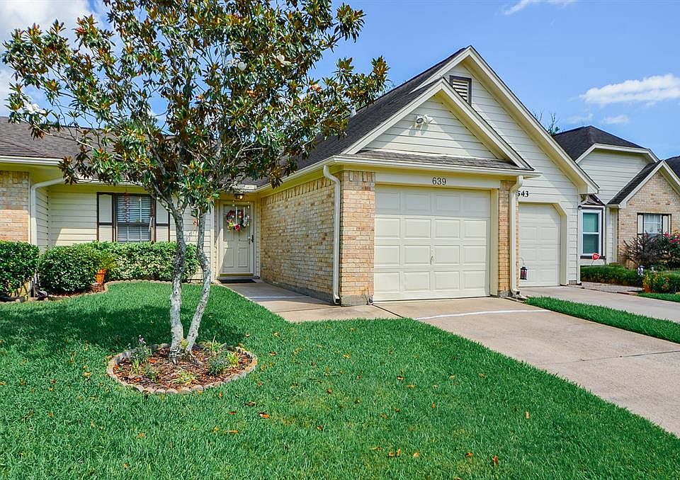 This adorable townhome is located on the golf course in the 55+ community of the Country Grove Townhomes,