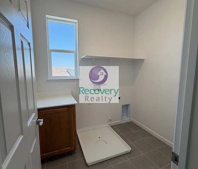 621 Tower Ct — Photo 7