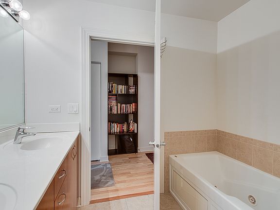 5th image of 451 W Huron St Unit 1411