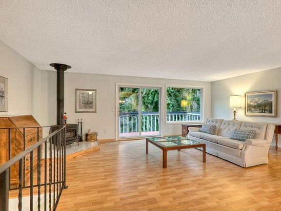 Tranquil woodsy setting only 9 miles from Downtown, Seatac Airport and Southcenter Shopping Mall.