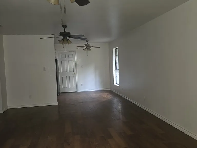 311 Peachtree Ln — Photo 2