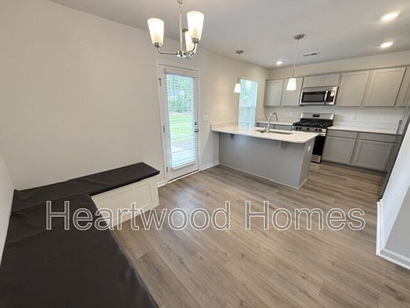 4th image of 807 Coburg Ln