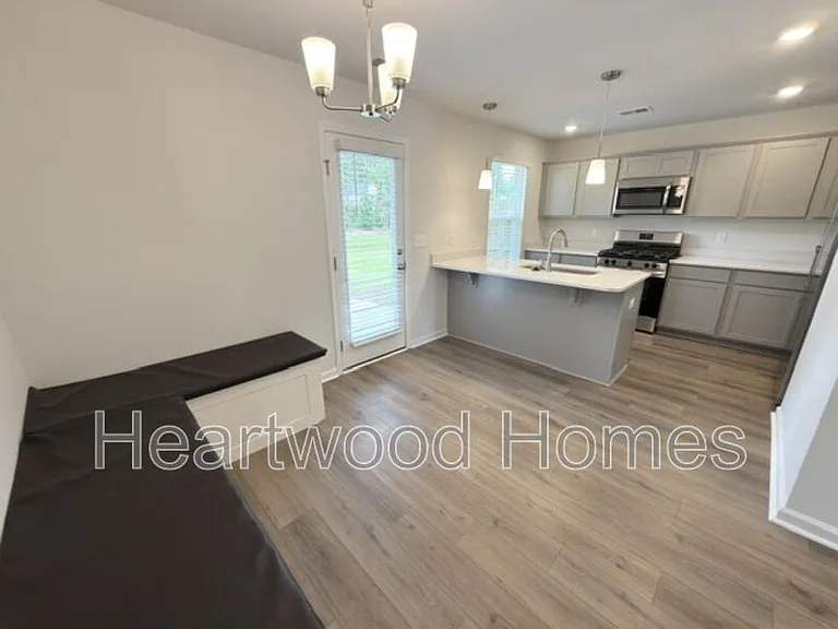 807 Coburg Ln — Photo 4