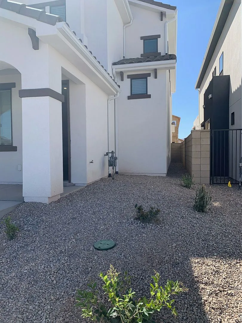 Beautiful Newer 3 Bedroom 2.5 Bathroom home in Desert Color! — Photo 3