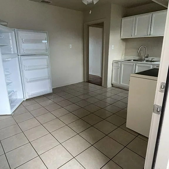 1204 Burleson — Photo 2