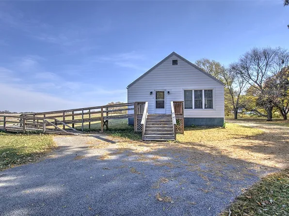 206 NW B St, La Place, IL 61936