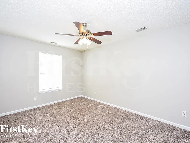 423 Aberdeen Cir — Photo 8