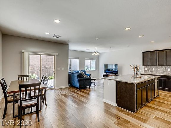 3rd image of 1139 Bradley Bay Ave
