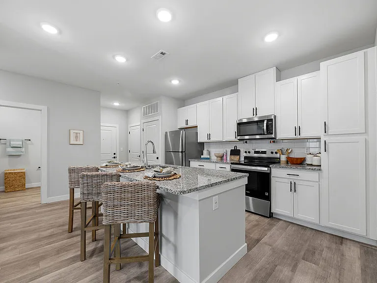 Zephyr Apartments — Photo 2