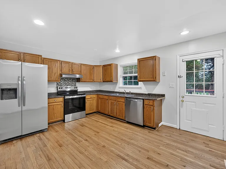 322 Howard Ave — Photo 23