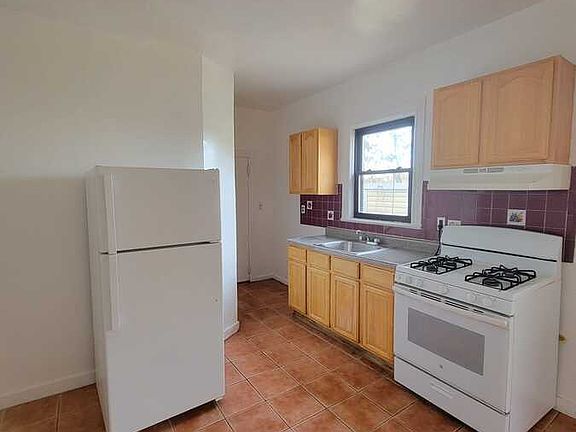 5th image of 364 Ashburton Ave