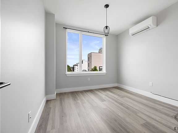 3rd image of 3421 Glenwood Rd #6M