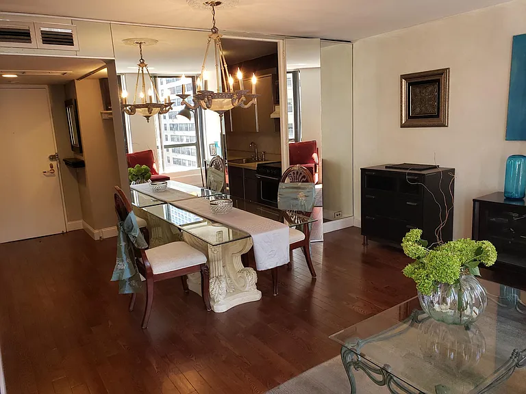 260 E Chestnut St — Photo 15