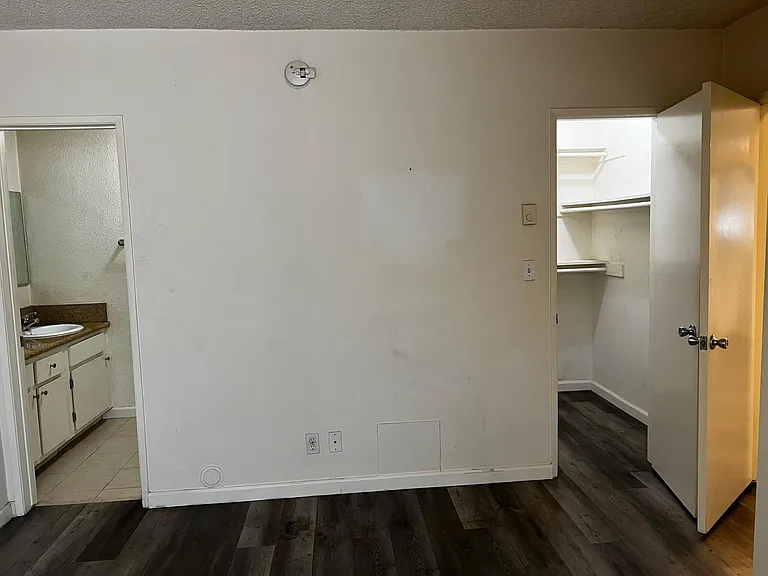 1730 Barry Ave — Photo 9