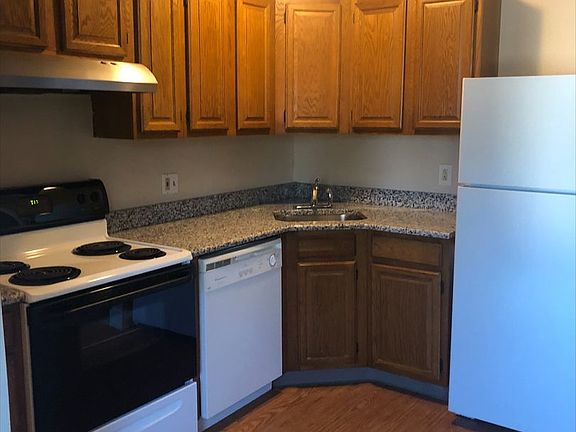 3rd image of 811 N Van Buren St APT 4