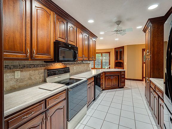 5th image of 6 Silverberry Ct