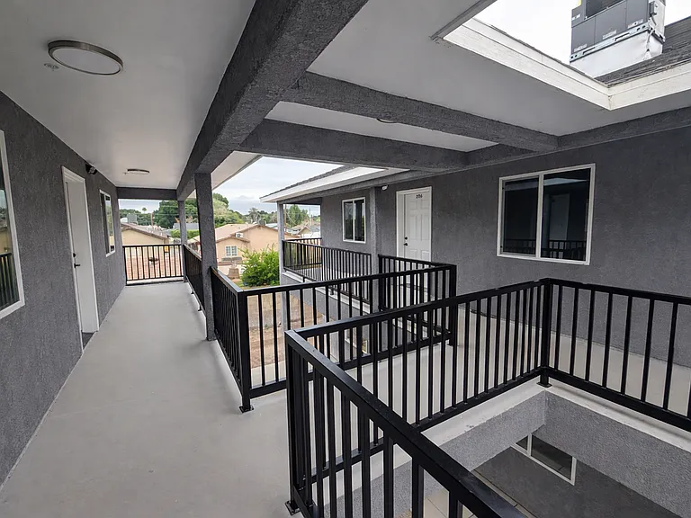 253 S 17th Ave — Photo 1