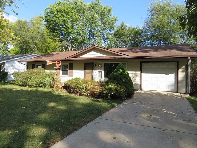 1712 Crescent Dr photo 1