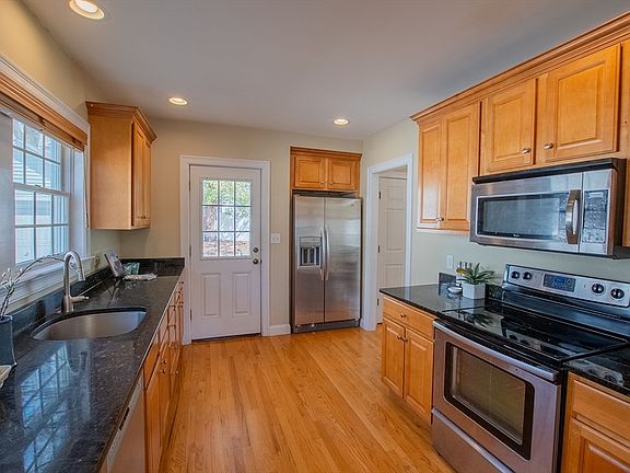 4th image of 8 Harrison St
