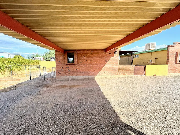 437 E Delano St — Photo 25