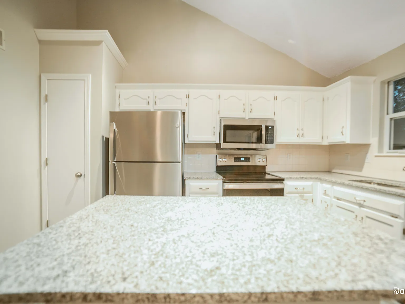 3 bed, 2.5 bath, 1603 sqft, $2,260 — Photo 2
