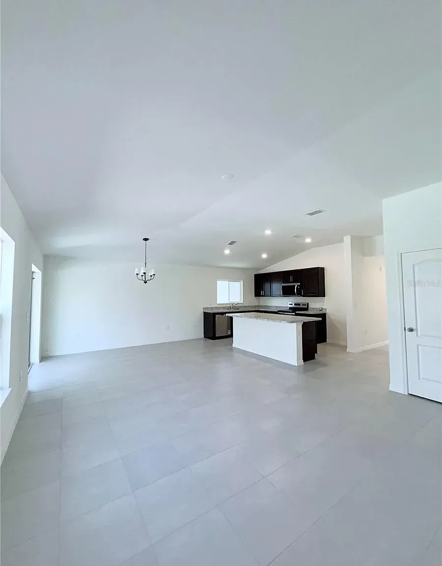 4 bed, 1707 sqft, $2,295 — Photo 2