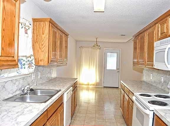 3rd image of 612 Sawyer Dr