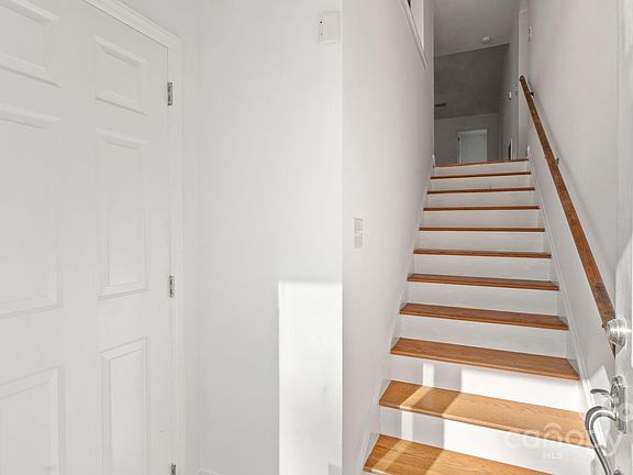 3rd image of 1820 Fairlawn Ct
